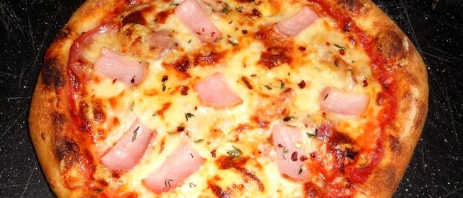 Пицца с мясом и помидорами