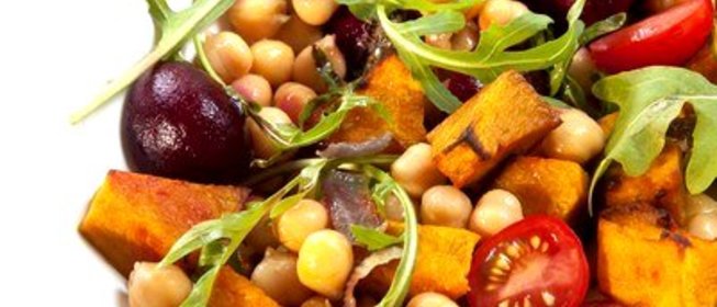 Теплый салат из тыквы с нутом и заправкой из тахини