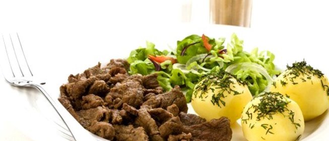 Говядина тушеная с луком и картофелем