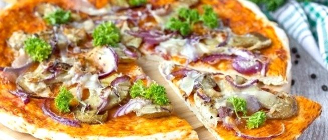 Пицца с белыми грибами, пармезаном и фиолетовым луком