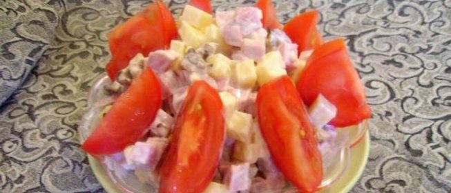 Салат из ветчины, сыра и грибов