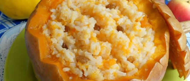 Рисовая каша с айвой в тыкве