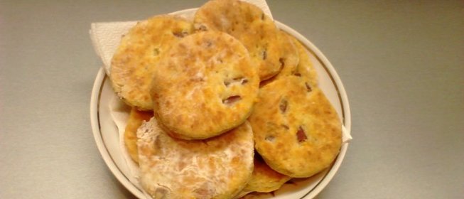 Домашнее печенье с беконом и сыром