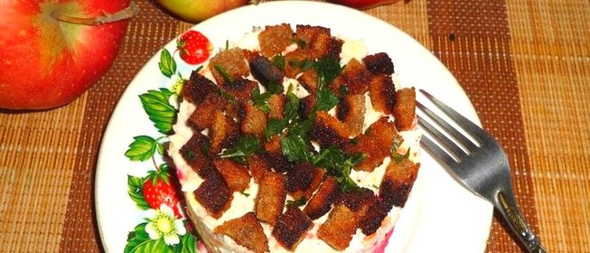 Слоеный салат с рыбой и сухариками