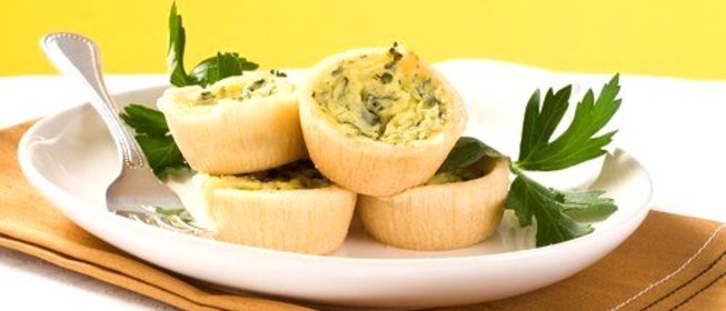 Корзиночки из теста фило с курицей и сыром