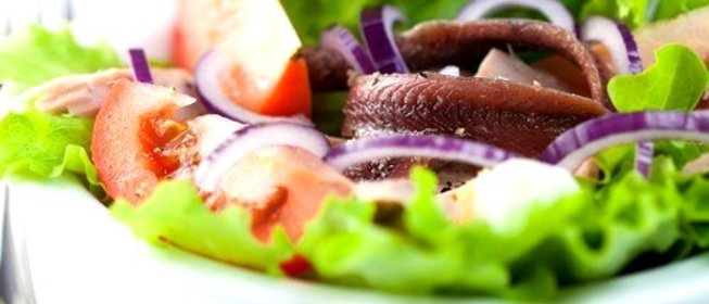 Салат из помидоров, красного лука и анчоусов