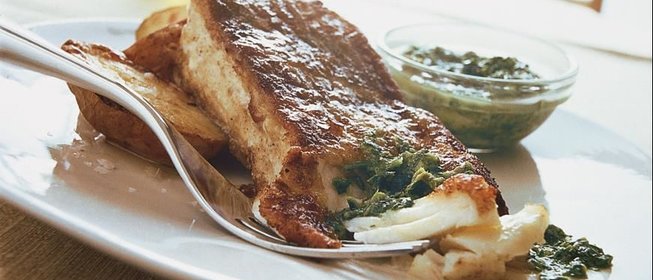 Жареная рыба с зеленым соусом чили