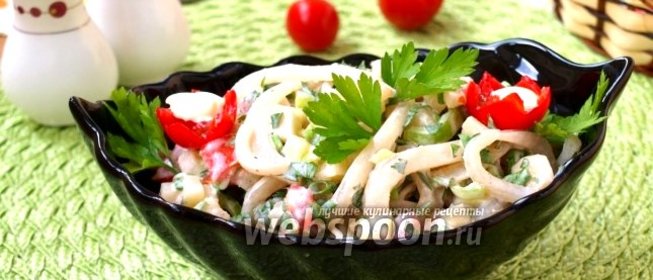 Салат из кальмаров со свежими овощами и картофелем
