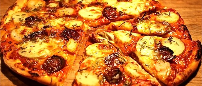 Пицца с картошкой и колбасой