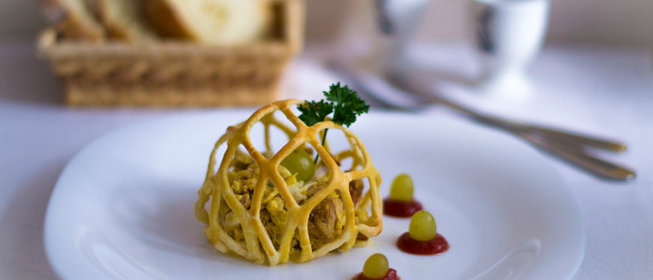 Салат с курицей и грибами в паутинке