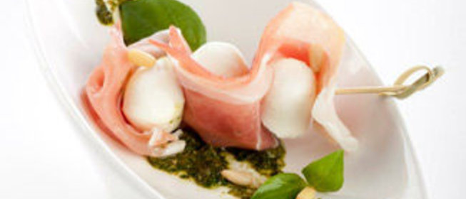 Комплимент шеф-повара из моцареллы с прошутто и песто
