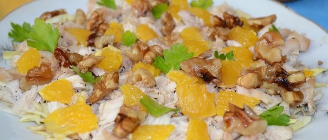 Салат с курицей, апельсином и карамелизированными орехами