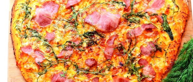 Пицца с грудинкой, сыром и рукколой