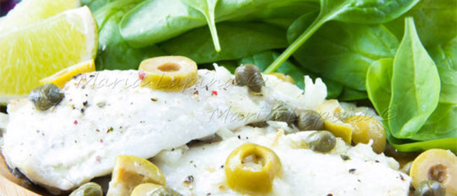 Филе дорадо запеченное с оливками, каперсами и вином