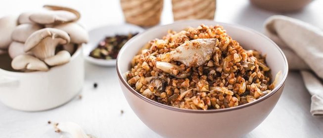 Гречневая каша с грибами и жареным чесноком