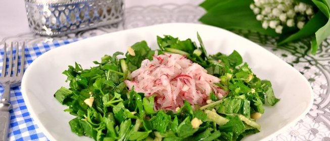 Салат из редиса с зеленью и свежим огурцом