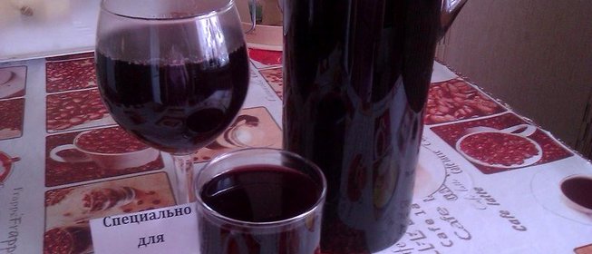 Компот из черной смородины и земляники