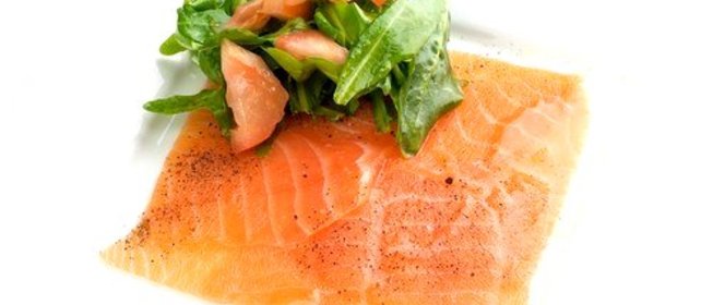 Маринованный в лимонном соке и белом вине лосось