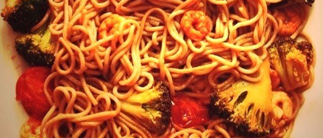 Гречневая лапша с креветками, брокколи и помидорами черри