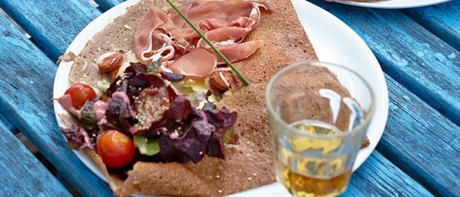 Гречневая галета с яблоками и сыром бри