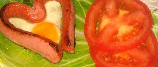 Яичница в сосиске в форме сердца