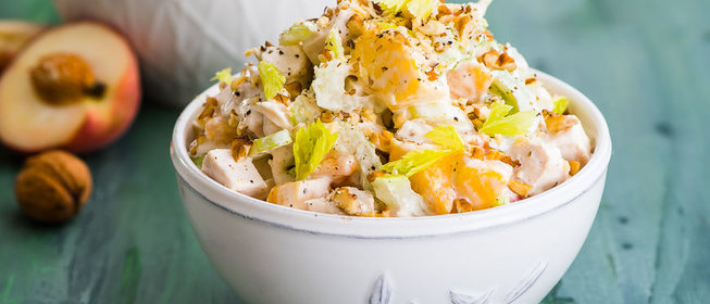 Салат из курицы с персиками