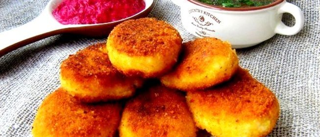 Картофельные пирожки с брынзой и свекольно-сметанным соусом