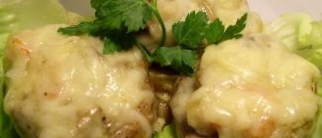 Жюльен из креветок с белым вином в шампиньонах