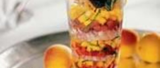 Коктейль из абрикосов, помидоров и речных раков