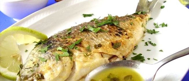 Жареный морской лещ с зеленью