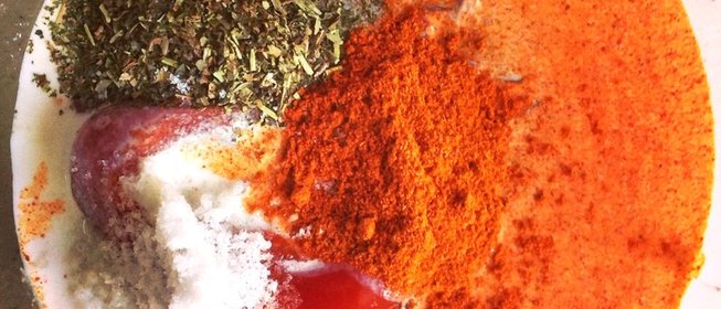 Гречка с овощами и куриное филе в остром соусе