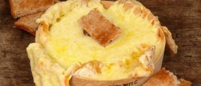 Запеченный камамбер с чесноком