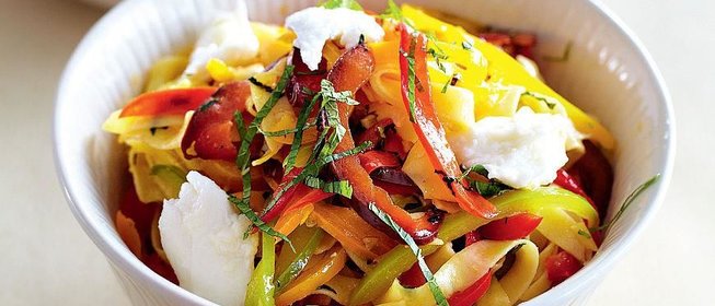 Тальятелле с перцем, моцареллой и мятой