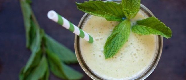 Смузи с ананасом, мятой и кешью