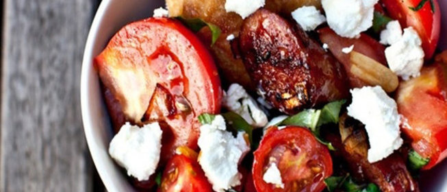 Салат с сырокопченой колбасой и козьим сыром