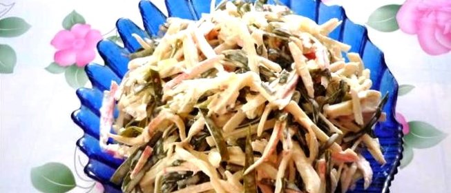 Салат с морской капустой и крабовыми палочками
