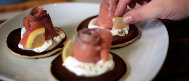 Блинчики с рыбой и сырным соусом