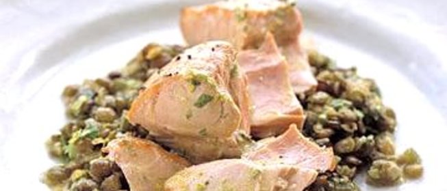 Запеченный лосось с чечевицей и луком