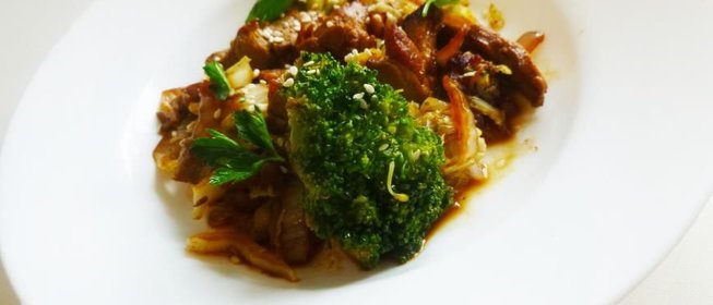 Свинина с брокколи вок