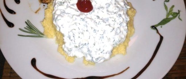 Полента с творожным соусом и зеленью