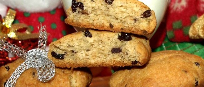 Печенье с шоколадной крошкой и изюмом в коньяке