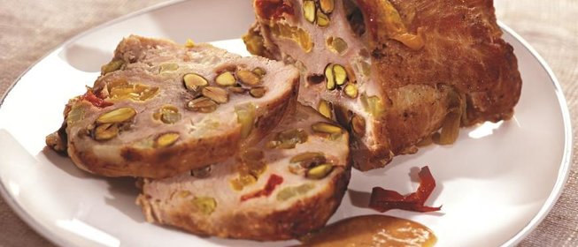Свинина, нашпигованная фисташками и овощами