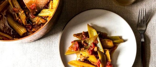 Тушеный сельдерей с овощами