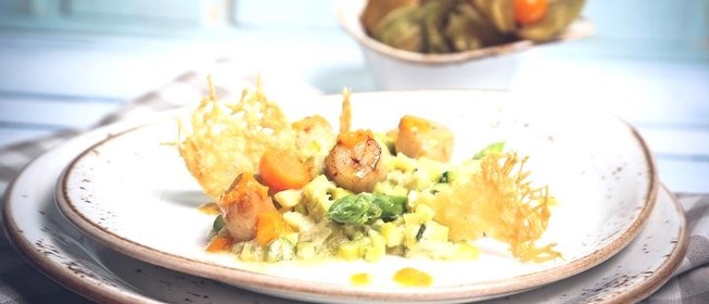 Морской гребешок с овощным ризотто и пармезаном