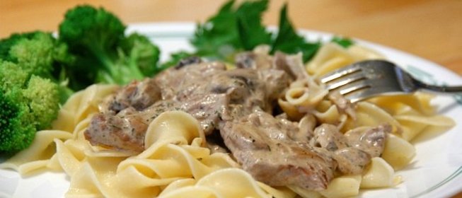 Бефстроганов с грибами и луком