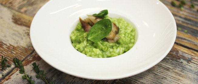 Зеленое ризотто с молодым горошком и копченой скумбрией