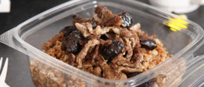 Гречка с тушеной говядиной, черносливом и сметанным соусом
