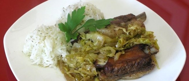 Свиные ребрышки с капустой