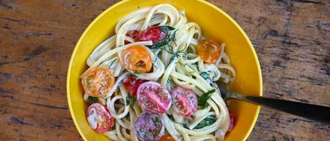 Лингвини с помидорами и зеленью