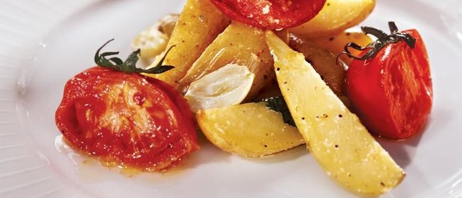 Салат из запеченных томатов и картофеля
